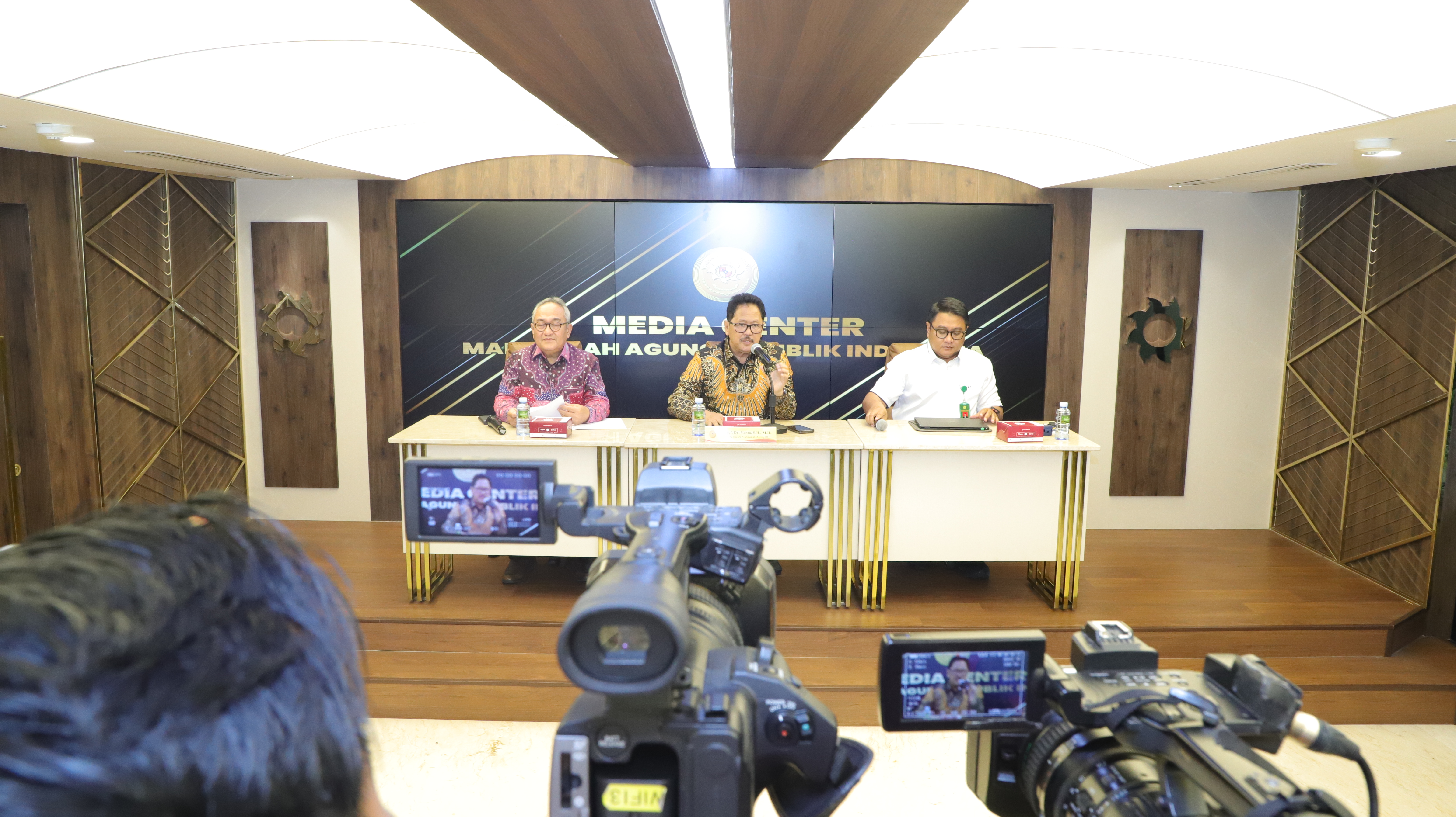 SIKAP MAHKAMAH AGUNG TERHADAP KEGADUHAN YANG TERJADI DI PENGADILAN NEGERI JAKARTA UTARA